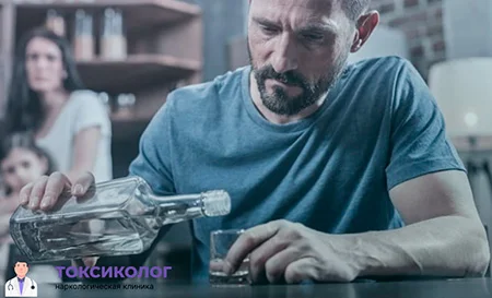 Мужчина пьет алкоголь