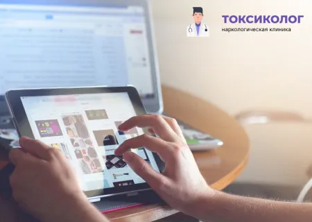 Комплексное лечение интернет-зависимости — помощь специалистов нашей клиники Пользователь работает за планшетом, просматривая контент, что является показанием для услуги «Лечение интернет-зависимости»