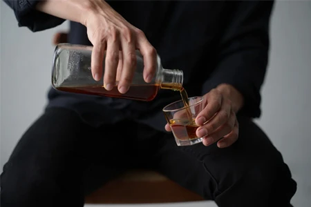 Мужчина с алкоголем